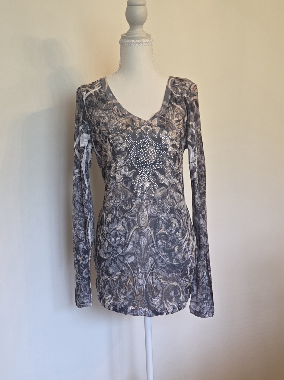 Buckle's Daytrip Grey Patterned Long Sleeve V-Neck Top with Rhinestone Medallion
